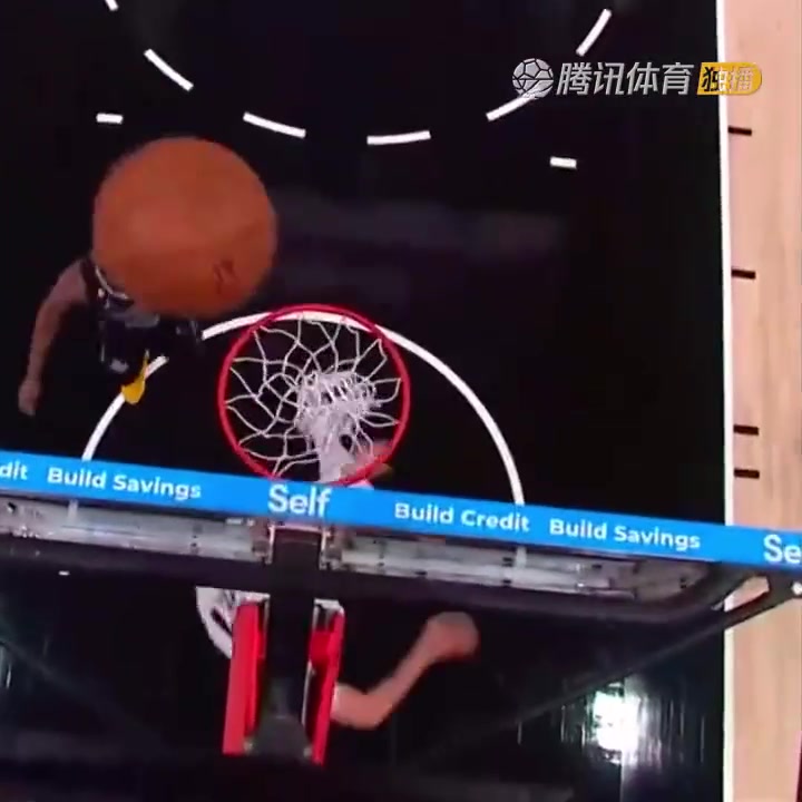 罕見(jiàn)一幕！努爾基奇拋投 球神奇停在籃板上沿 看呆凱爾登?。ㄅ瑺柣婕\）